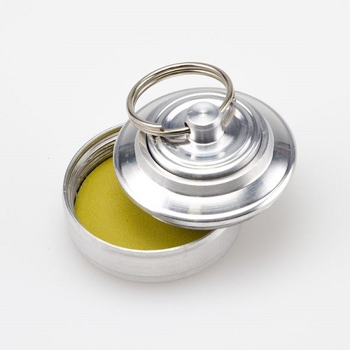 Печать на плоской металлической оснастке с кнопкой и встроенной штемпельной подушкой Печать на плоской металлической оснастке с кнопкой и встроенной штемпельной подушкой